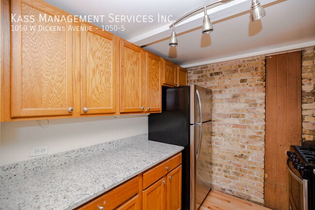 Building Photo - 1050 W Dickens Ave