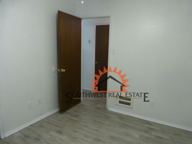 Building Photo - Charming 3 bedroom home.