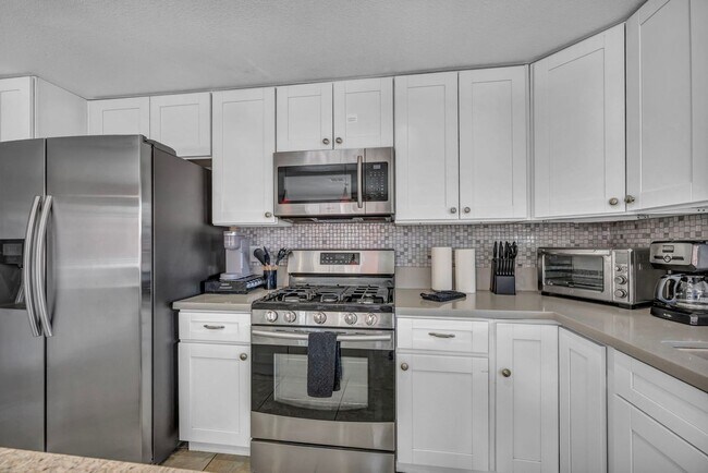 Building Photo - 3 Bed FULLY FURNISHED Pool Home