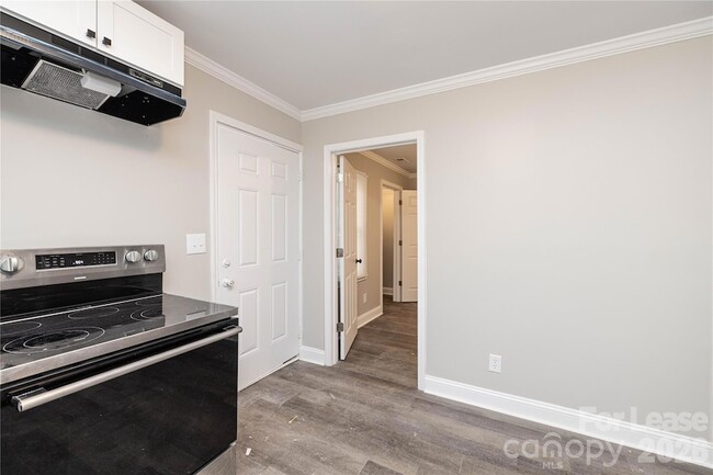 Building Photo - 627 Colston St