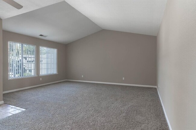 Building Photo - Modesto 2 Bedroom 2 Bath Condo "Parkview V...