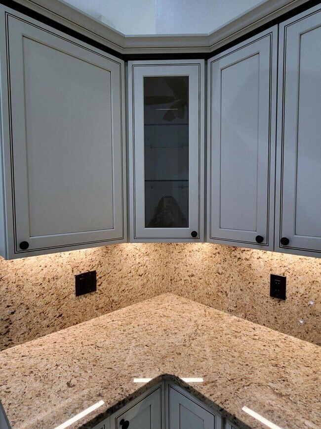 Building Photo - 11000 Ladera Ln