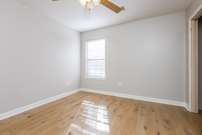 Building Photo - 3 Bedroom Home with Fenced Backyard