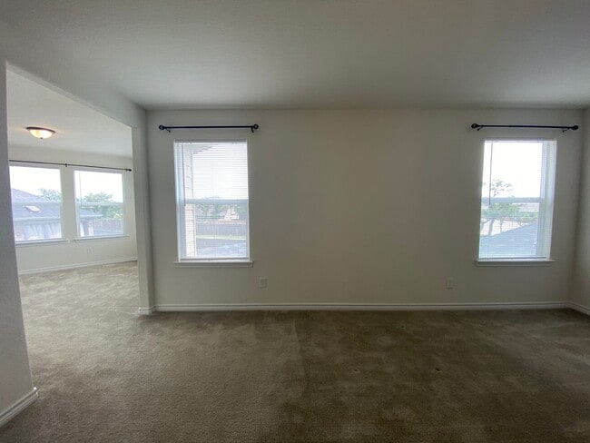 Building Photo - EDGEBROOK