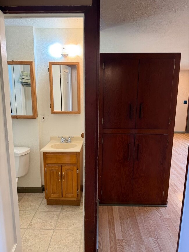 Building Photo - 1 bedroom, 1 bath duplex in Springfield!