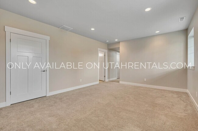 Building Photo - 874 S Aspen Wy