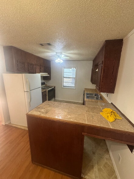 Building Photo - 1009 Rock Gardens Dr