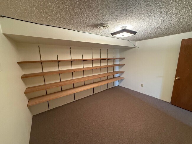 Building Photo - Large  two bedroom, two bathroom, pet friendly home!