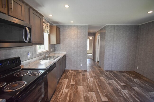 Building Photo - Two Bedroom Updated Mobile Home with Fenced Yard!