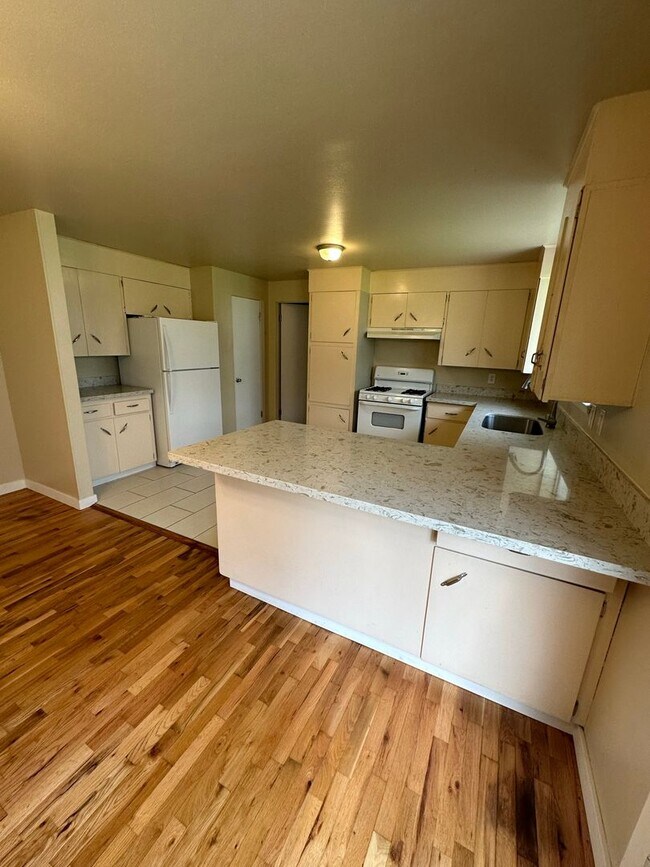 Building Photo - 3 Bedroom 2.5 Bathroom Hardwood Floors Fen...