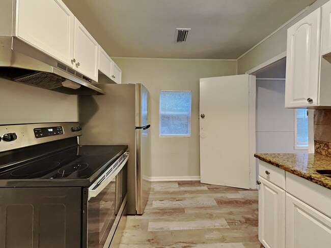 Building Photo - Charming 3 Bed Home with Fenced Yard in Tampa, FL