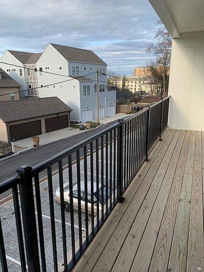 Building Photo - Sleek 2 bed 2 bath West End condo!