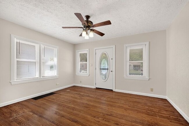 Building Photo - Freshly Updated Home in Warren Township