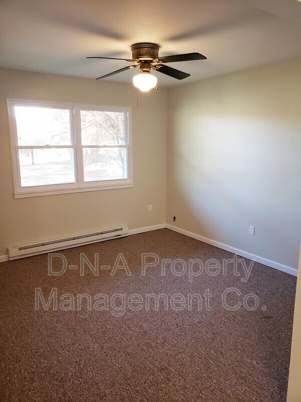 Building Photo - 307 Adams Dr
