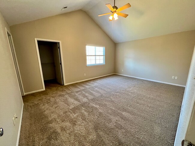 Building Photo - 3 bedroom, 2.5 bath 2 car garage Townhouse...