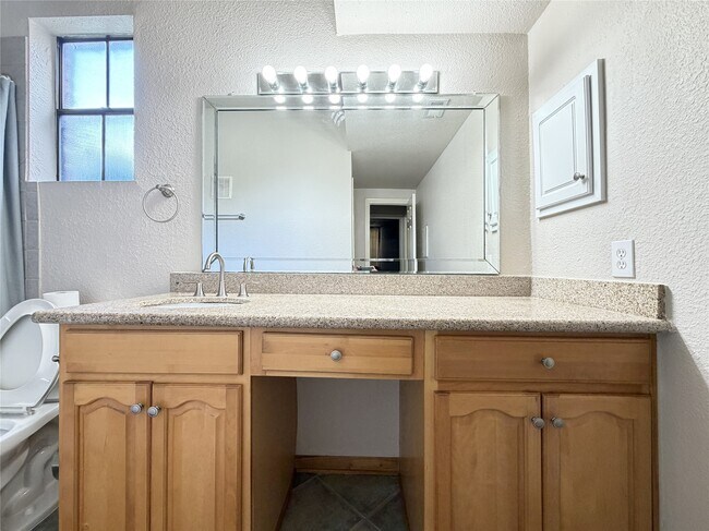 Building Photo - 2255 Braeswood Park Dr