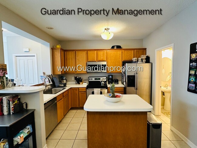 Building Photo - Minnetonka Town Home, Balcony, Washer/Dryer, Dishwasher, Available June