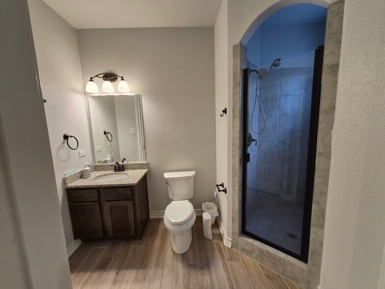 Guest Bathroom - 7034 Comanche Star