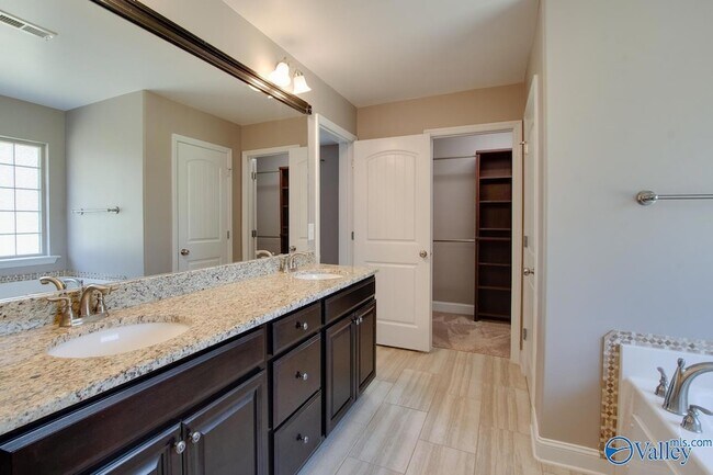 Building Photo - 512 Summer Cove Cir NW