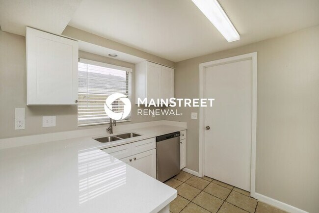 Building Photo - 3 Bedroom Pet-Friendly Home in TAMPA, FL with Main Street Renewal