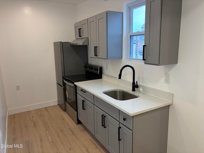 Building Photo - 31 Van Zandt St