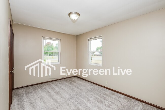 Building Photo - 4616 Redwood Dr