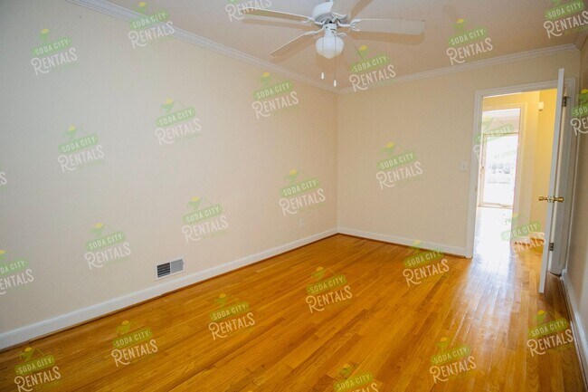 Building Photo - Charming Shandon Corner Lot Home – Hardwood Floors, Fenced Yard + $500 Off 2nd Month!