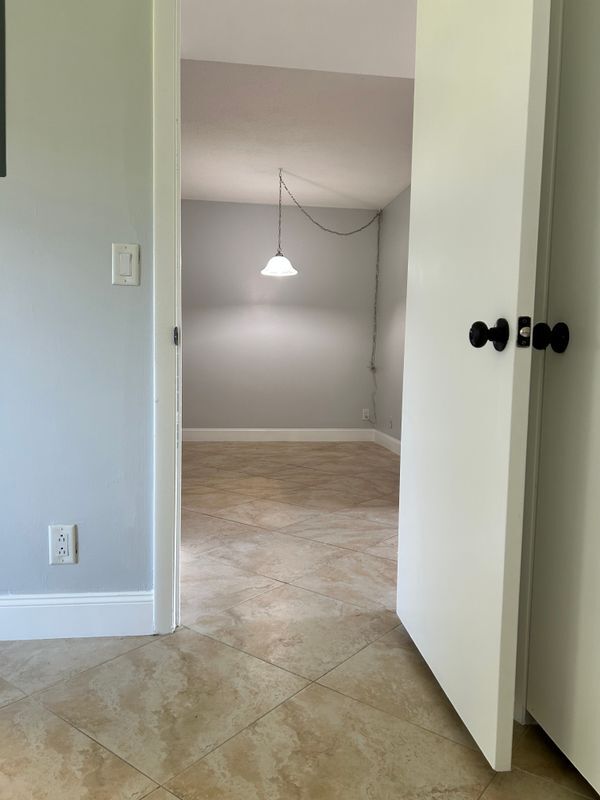 Building Photo - 2300 NE 1st Ln