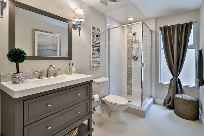 Building Photo - GORGEOUS REMODELED HOME WALKING DISTANCE T...
