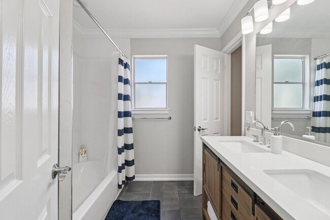 Building Photo - Beautifully Renovated Home with a Large Yard