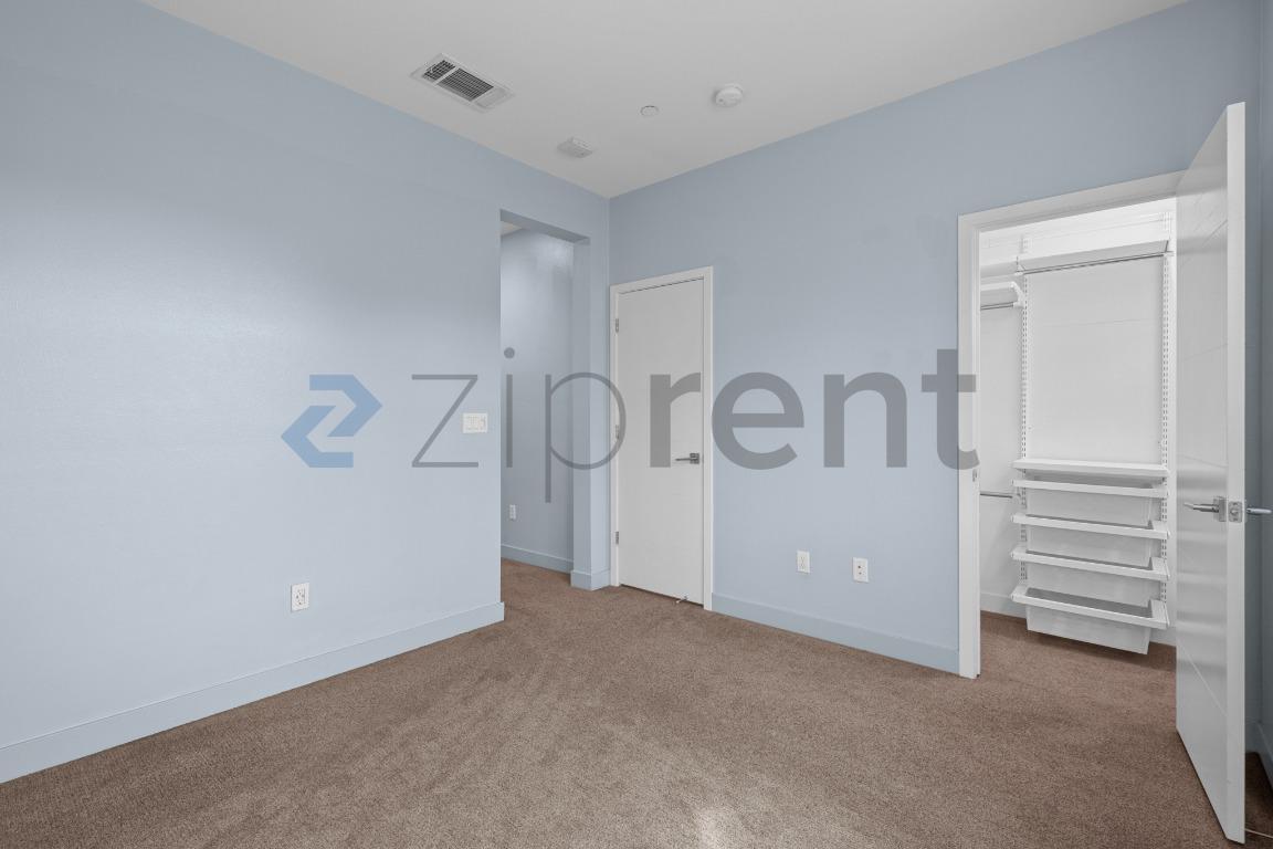 Building Photo - Unit