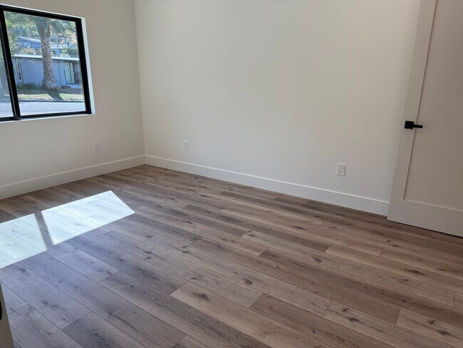 Building Photo - Beautifully Renovated, Pet Friendly Novato...