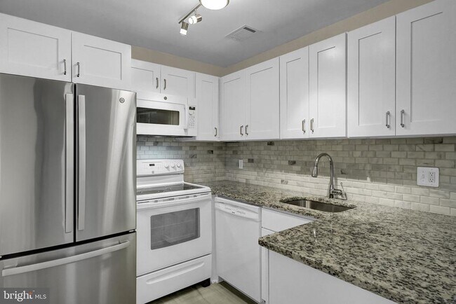 Building Photo - 2665 Glengyle Dr