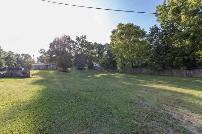 Building Photo - Charming, Fully Finished, 2 Bedroom Home w...