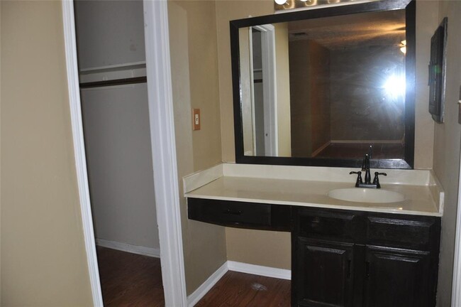 Building Photo - 4715 Glendower Dr