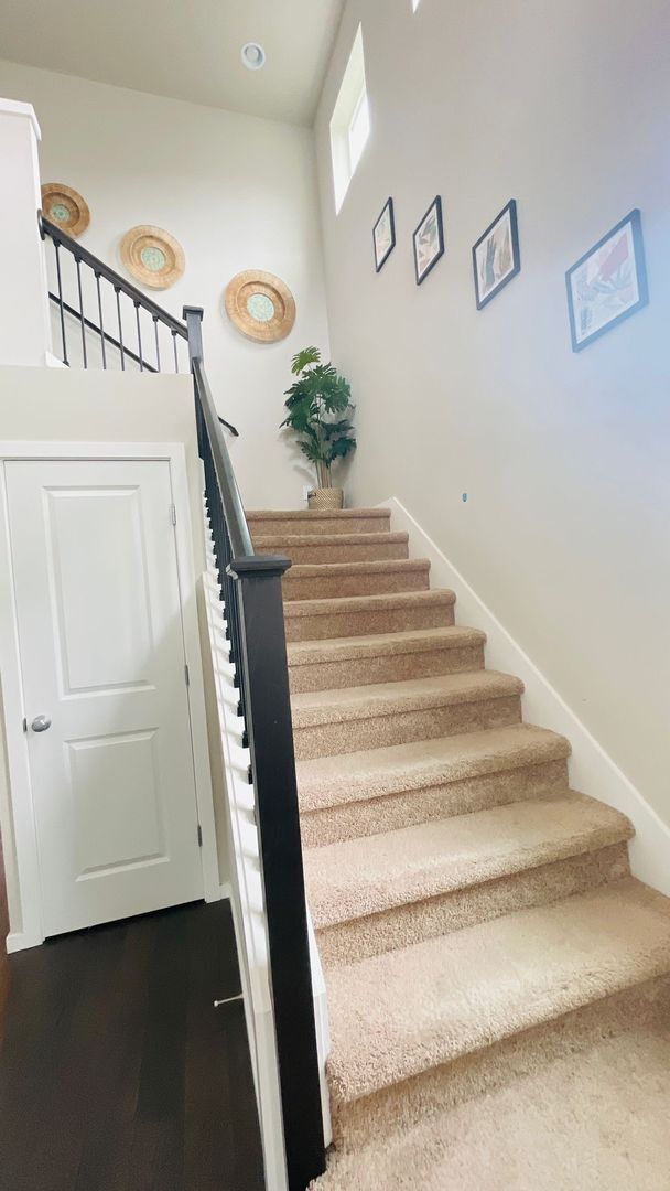Building Photo - Spacious Corner 5 bed Single Family Home i...