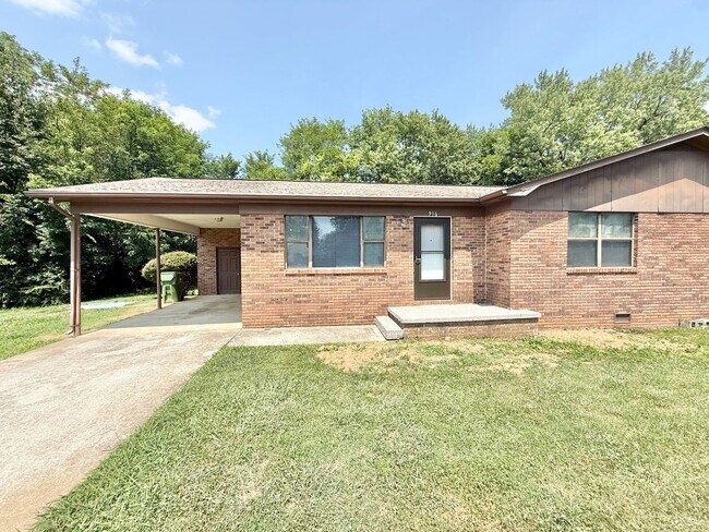 Building Photo - 916 Brentwood Dr