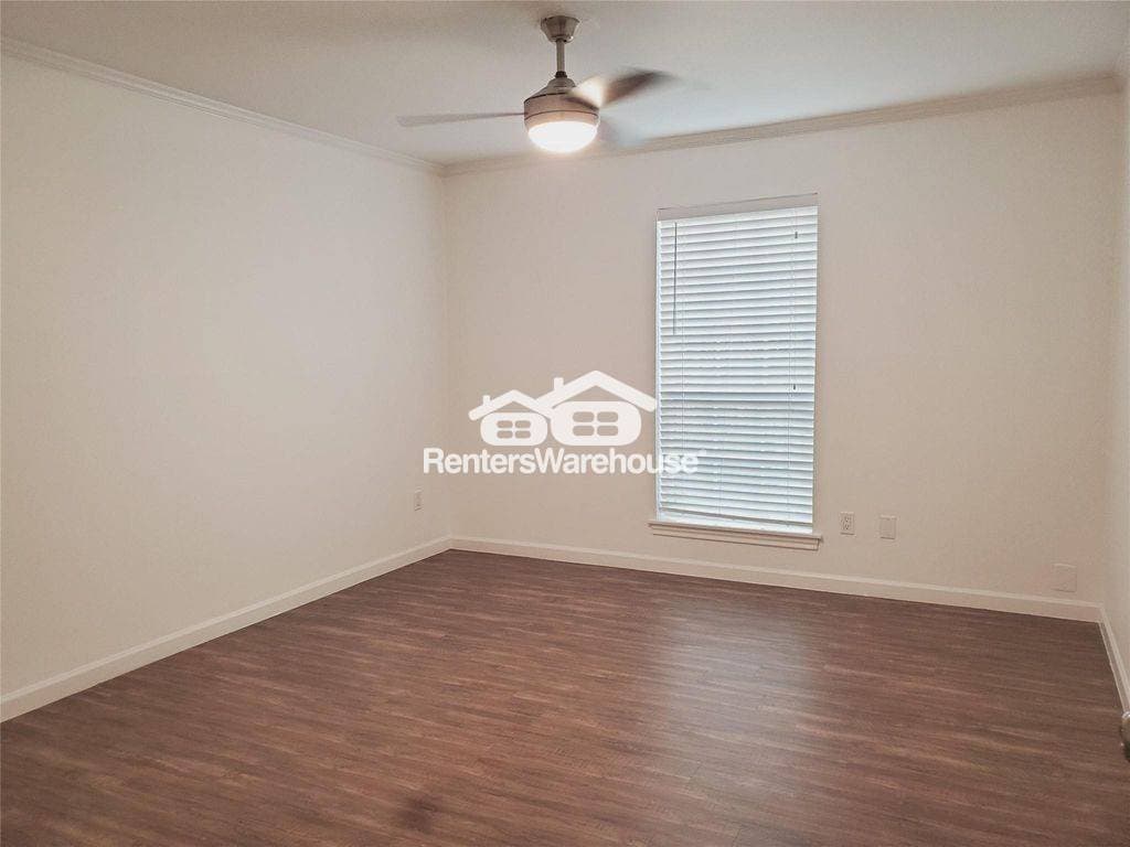 Building Photo - 361 N Post Oak Ln