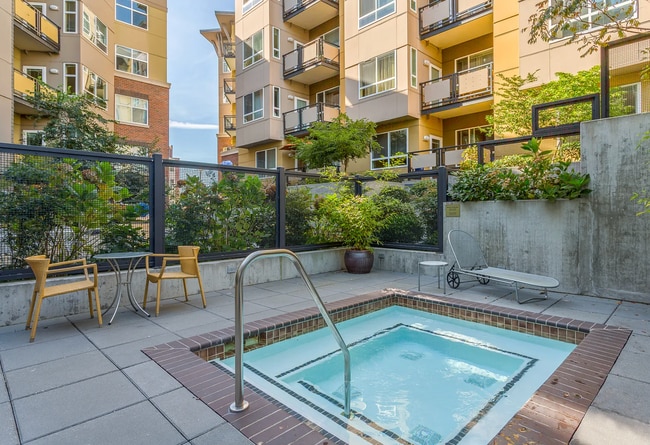 Building Photo - Spacious 1 Bedroom + Den in Canal Station ...
