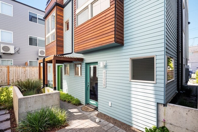 Building Photo - 2 Bedroom 2 Bath Townhome with Rooftop Deck in Crown Hill