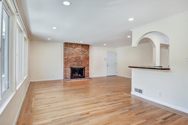 Building Photo - Spacious & Stylish Home in Pacifica’s Desirable Fairmont Neighborhood