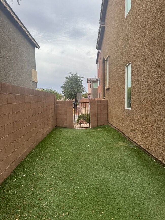 Building Photo - Adorable 3-Bed, 3-Bath Home in Gated Commu...