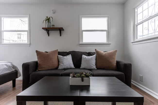 Building Photo - 18 Breeze Ave