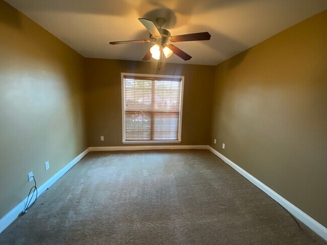 Building Photo - 4301 Kenilworth Cir