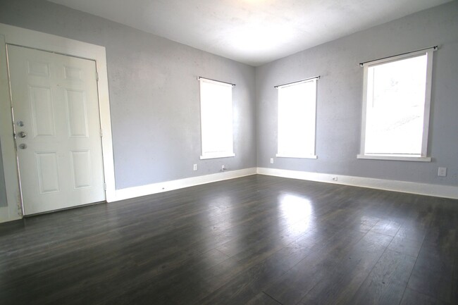 Building Photo - Charming 2 Bedroom 2 Bath House w/ Bonus R...