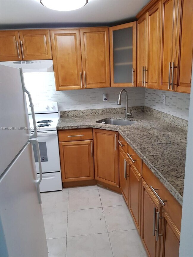 Building Photo - 606 W 81st St