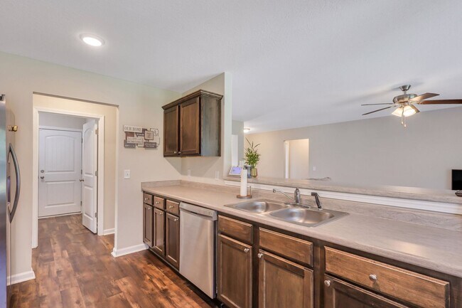 Building Photo - AVAILABLE MID-APRIL 2026! (Pet Friendly)