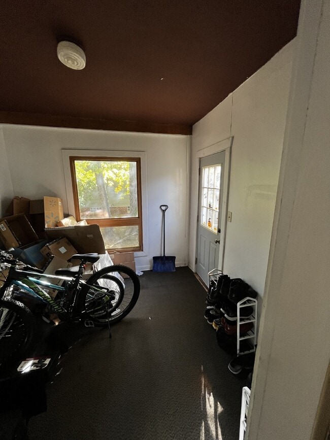 Building Photo - Huge 4 bed 1 bath very close to Water St. ...