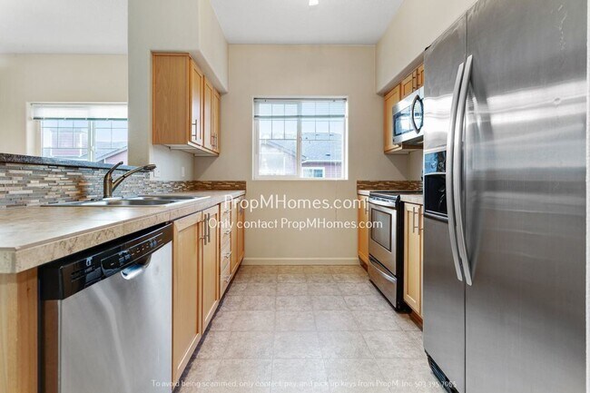 Building Photo - Beautiful Must See Two Bedroom Condo in Ce...