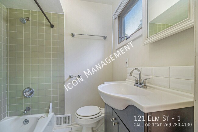 Building Photo - 121 Elm St